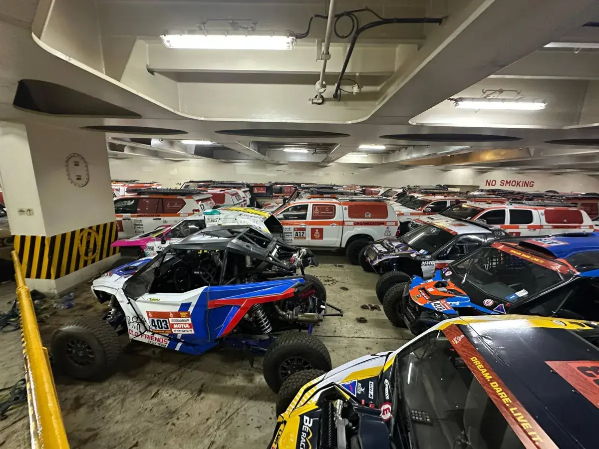 سفينتان محملتان بالمركبات والدراجات تصلان إلى ينبع تأهباً لانطلاق رالي داكار السعودية