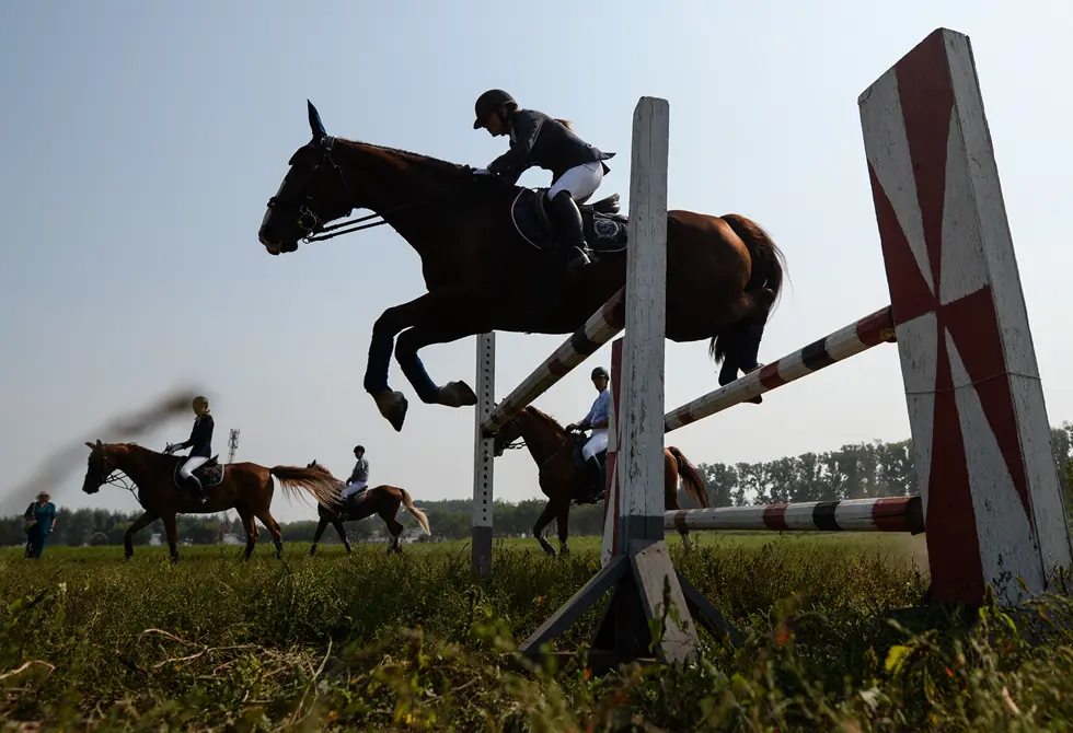 الاتحاد الدولي للفروسية يعيد العلم والنشيد الروسي لمنافسات الناشئين