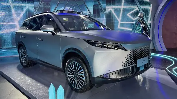 بتصميم عصري.. ماذا تقدم OMODA C7 الجديدة كليا؟