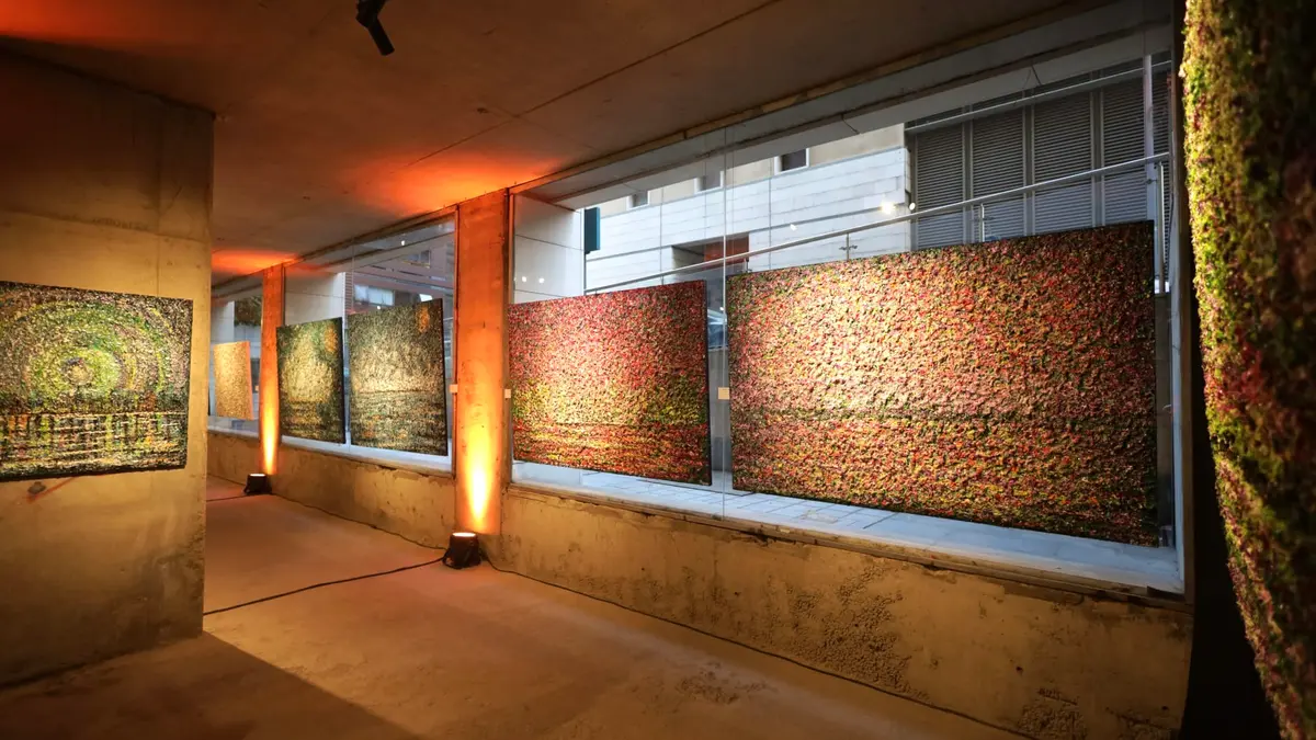 راوية زنتوت.. تجربة تشكيلية تعتمد الطبقات والملمس كلغة بصرية