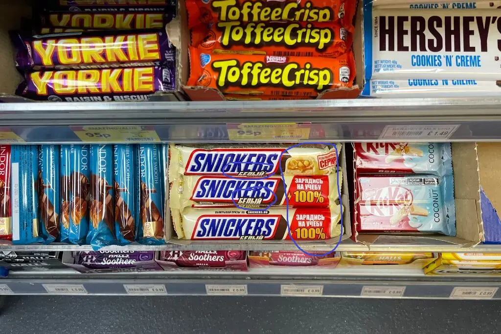 حلوى "سنيكرز" بعبوات مكتوبة باللغة الروسية تظهر في متاجر لندن