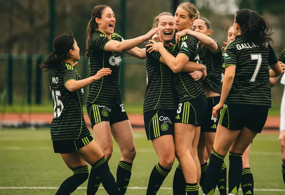 لاعبة سيلتيك تسجل هدفا استثنائيا من ركلة البداية (فيديو)