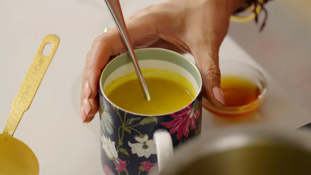 مشروب "الحليب الذهبي" الدافئ والصحي "أشبه بعناق داخل كوب"