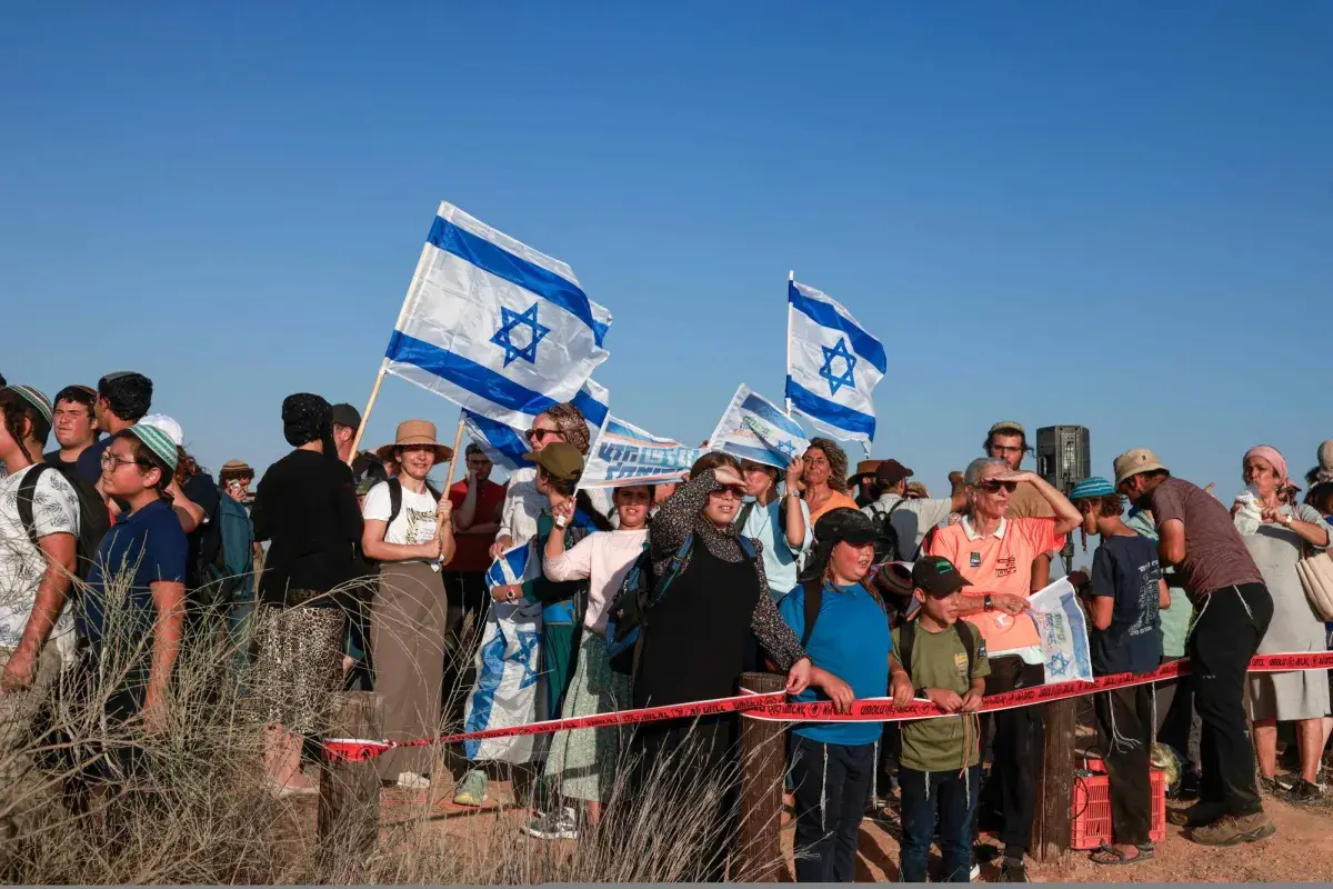 مستوطنون إسرائيليون يرشون أطفالاً فلسطينيين بالغاز المسيل للدموع