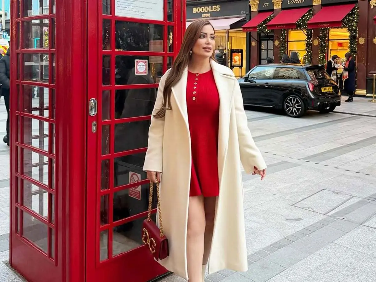 كيفية اختيار لون المعطف بأسلوب النجمات في موسم الاحتفالات؟