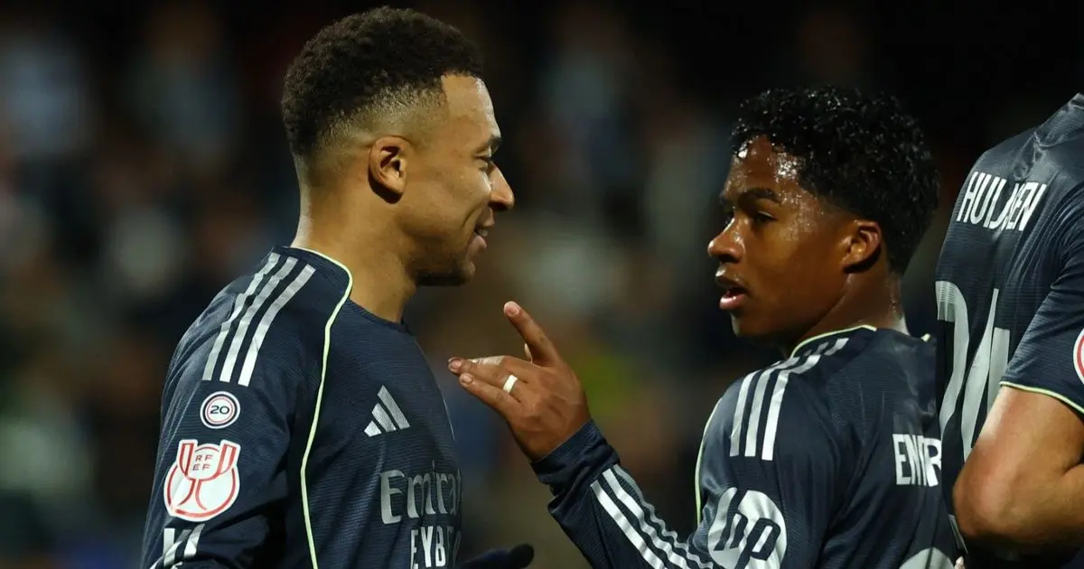 مبابي وفينيسيوس وبنزيما يتفاعلون مع انتقال إندريك إلى ليون