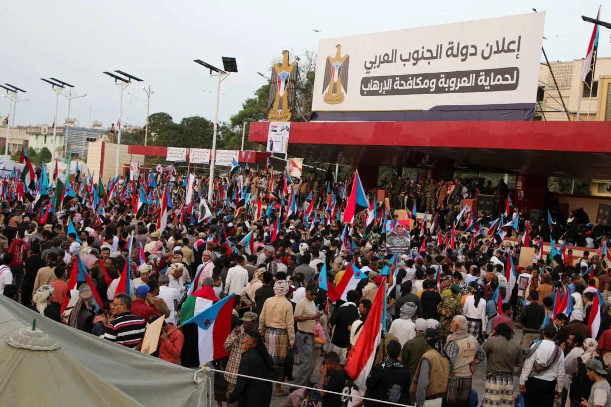 العليمي يجدد التحذير من مخاطر إجراءات «الانتقالي» الأحادية