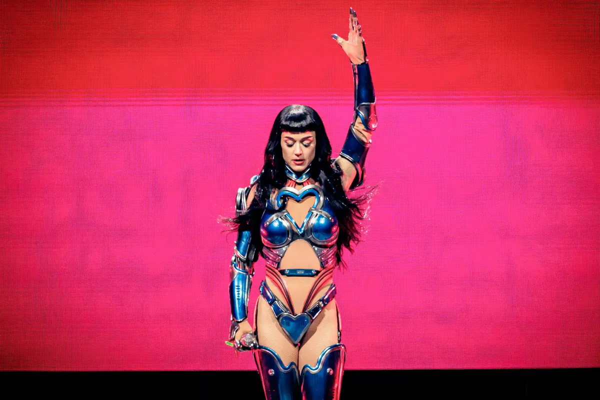 جندي أمريكي سابق يرتكب جريمة ويقول: الفنانة كاتي بيري تتحكم بي وأمرتني بذلك!