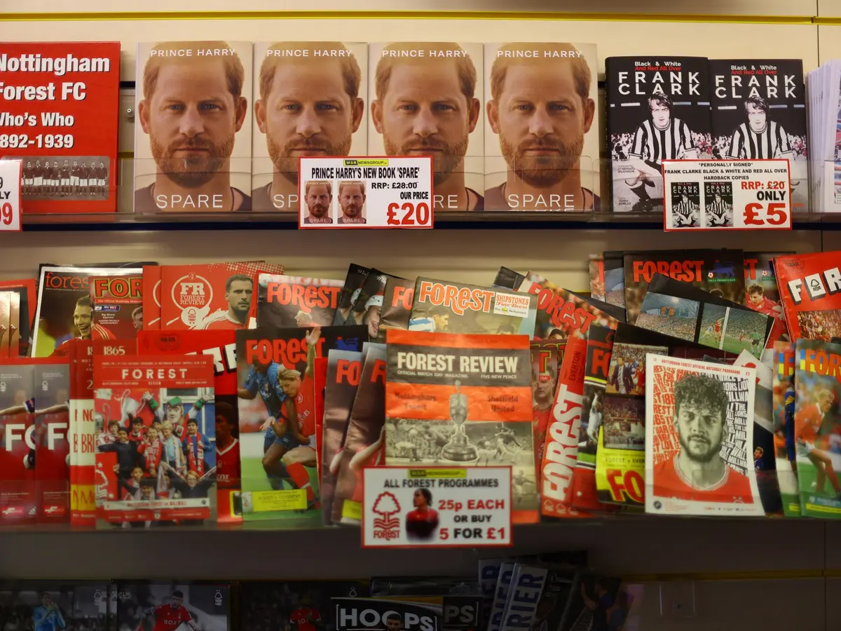 ما وراء الغلاف.. كيف تصنع دور النشر الغربية نجوم الكتابة؟