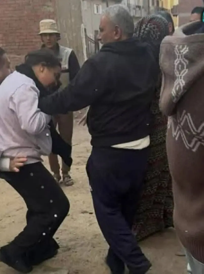 مصر.. صور اعتداء وحشي على فتاة خلال استلام ميراثها