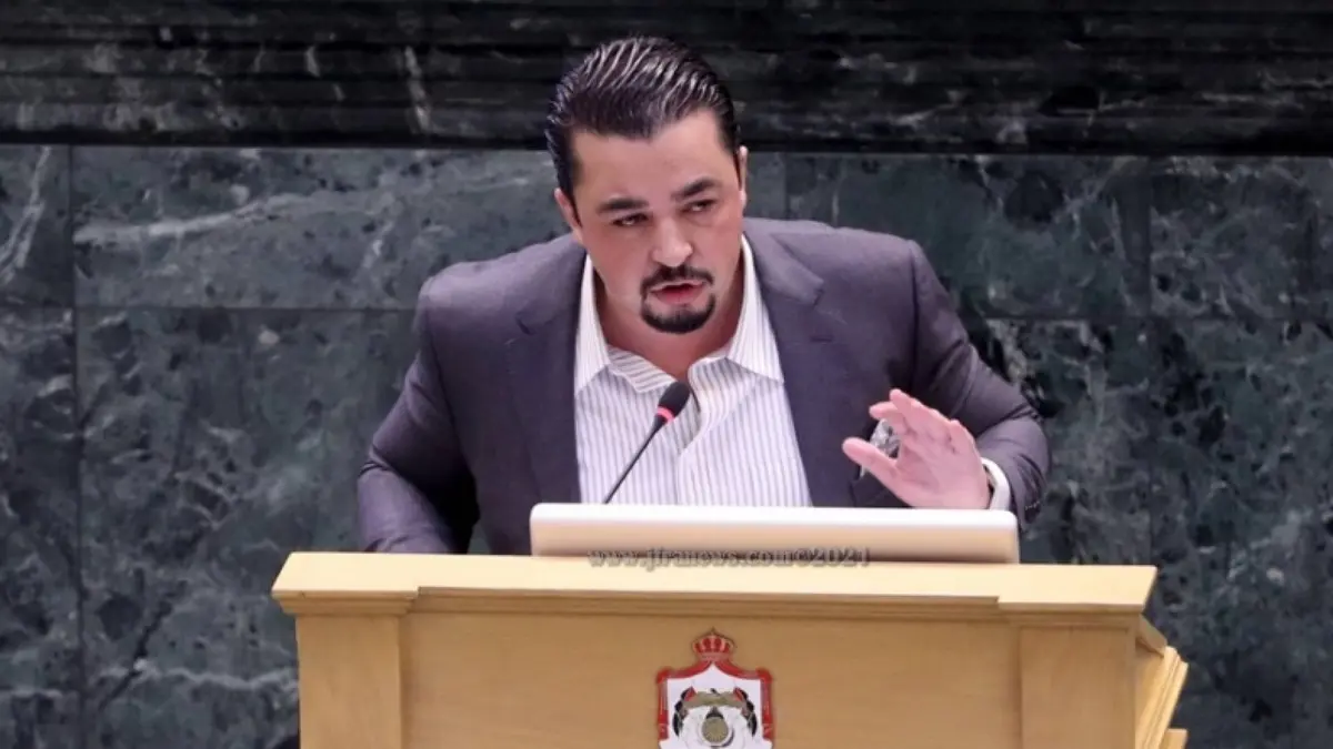 حواري وأعضاء لجنة العمل يثمنون الحكومة لإيقاف إنهاء خدمات الموظفين