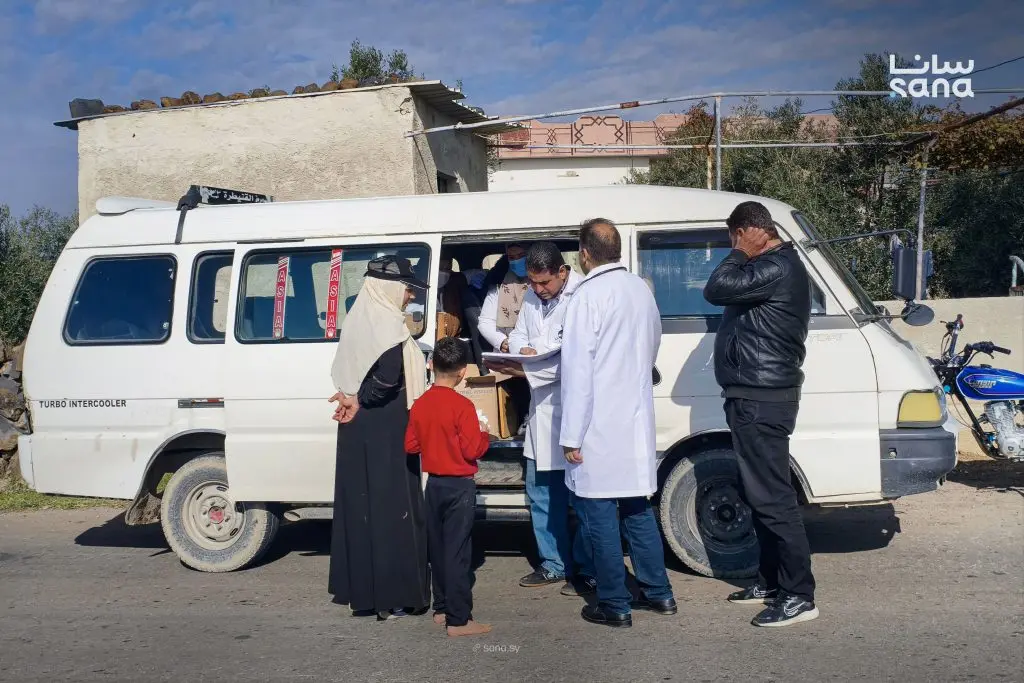 العيادة الطبية المتنقلة تقدّم خدمات صحية للأهالي في ريف القنيطرة