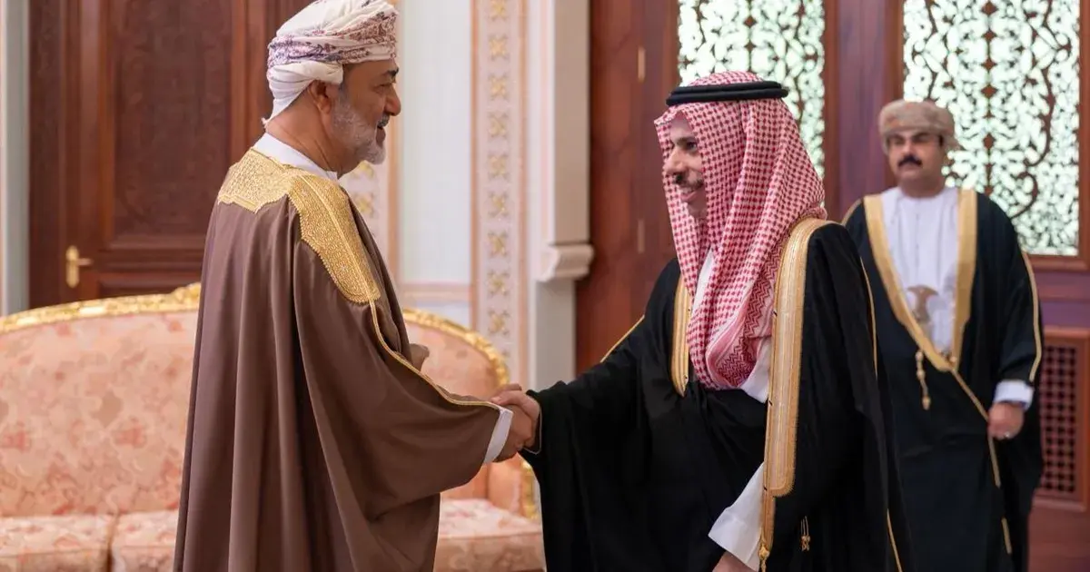 سلطان عُمان يستقبل وزير الخارجية السعودي في مسقط