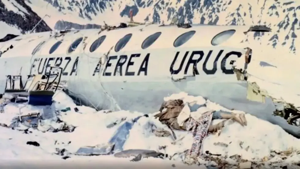 لحظة اتفاق مرعب فوق جبال الأنديز!