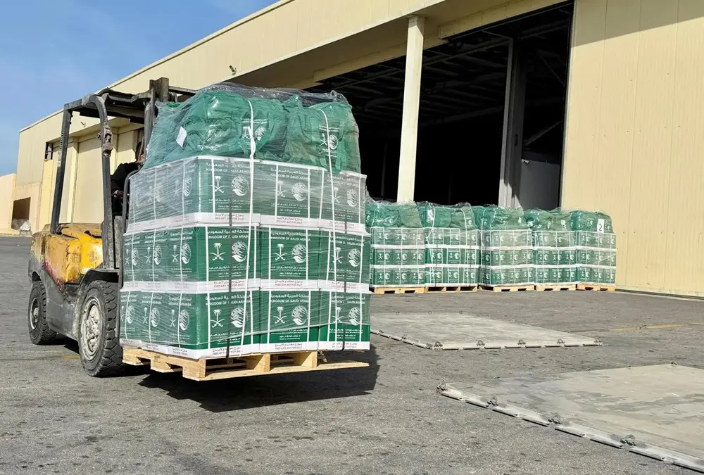 الطائرة الإغاثية السعودية الـ 76 تصل العريش لدعم متضرري قطاع غزة