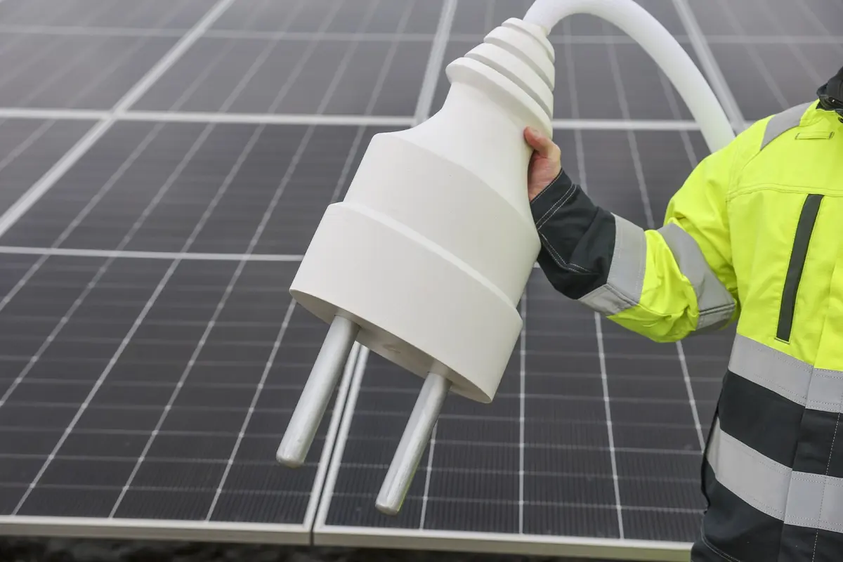 "مصدر" الإماراتية تعلن تطوير أكبر محطة طاقة شمسية عائمة في جنوب شرق آسيا