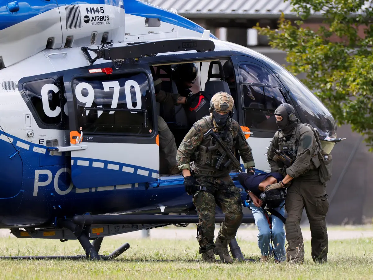 ألمانيا ترحّل أول سوري مدان إلى بلاده منذ 15 عاما