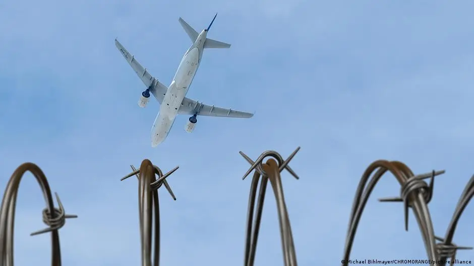 للمرة الأولى منذ 2011.. ألمانيا ترحل سورياً مداناً إلى بلاده – DW – 2025/12/23