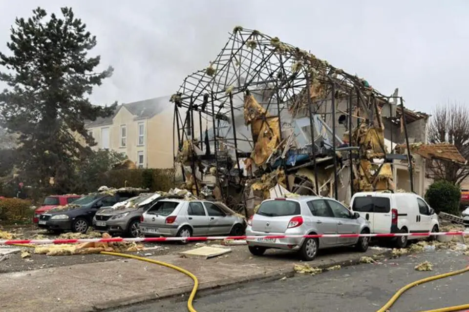 مأساة عائلية تهز باريس.. أم وأطفالها الثلاثة بين الحياة والموت إثر انفجار منزلهم (فيديو)