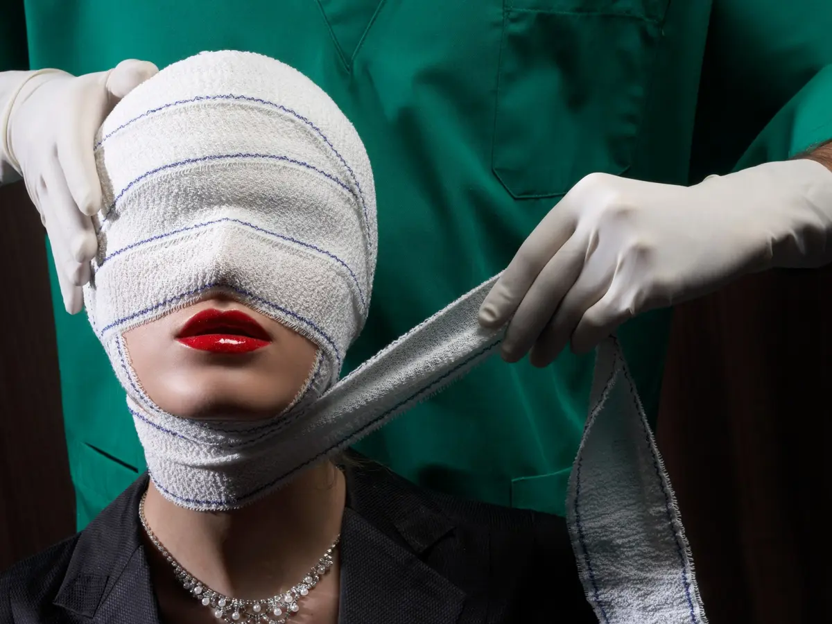 طبيبة تجميل مزيفة في مصر توقع بمشاهير التواصل الاجتماعي