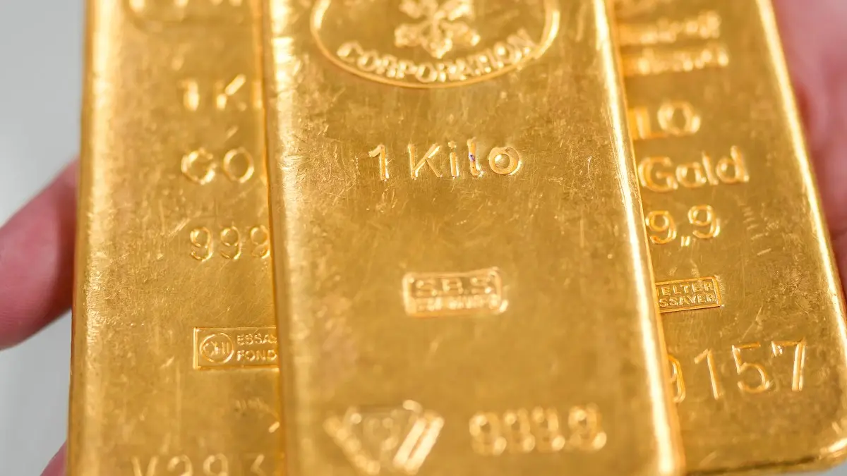 الذهب يلامس 4500 دولار والفضة عند مستوى قياسي جديد