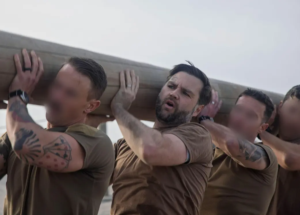 نائب الرئيس الأمريكي يتدرب مع قوات النخبة في البحرية الأمريكية! (صور)