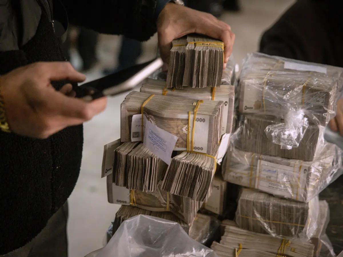 سعر صرف الليرة السورية مقابل الدولار يتراجع