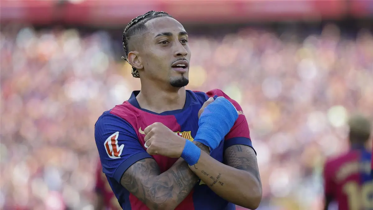 فيديو: "فاعل خير ومطرب".. رافينيا يغني ويوزع المساعدات والهدايا على المحتاجين في البرازيل