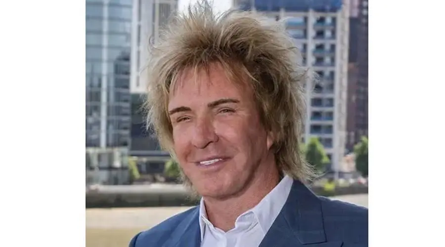 كاتب بريطاني يدعو الشباب إلى بناء مستقبلهم في دبي