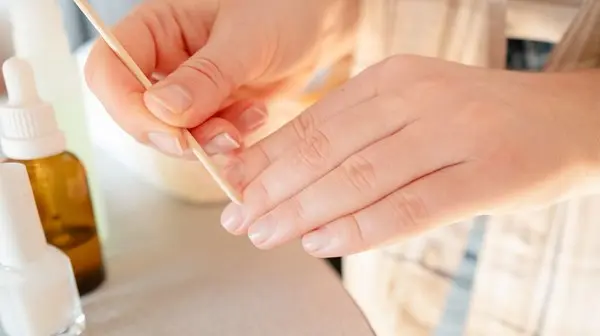 زهرة الخليج - لماذا تصبح الأظافر ضعيفة وهشة في الشتاء؟