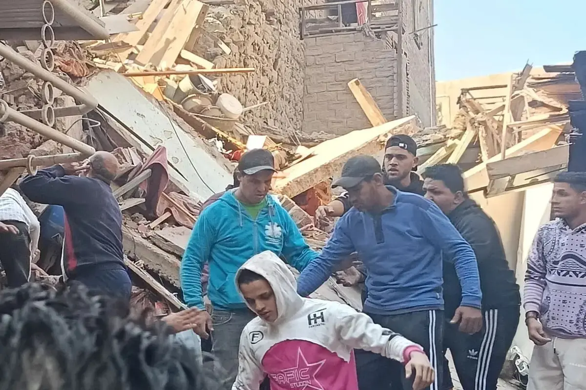 انهيار عقار في مصر وسط أنباء عن قتلى ومصابين