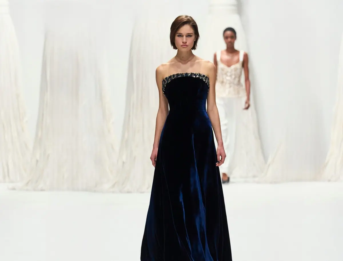 لماذا الفساتين المخمل هي الخيار الأمثل لحفل رأس السنة 2026؟