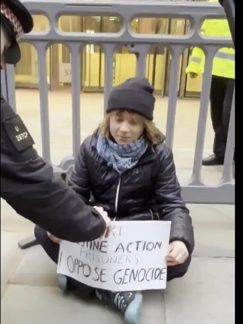 اعتقال غريتا ثونبرغ في لندن خلال مظاهرة مؤيدة لفلسطين