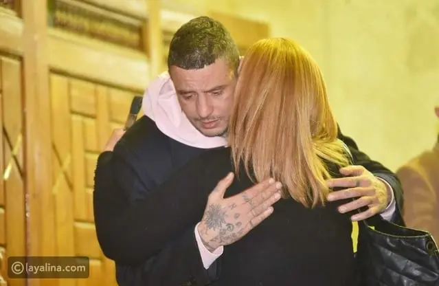 مضايقات وانفعال: الحزن يسيطر على أحمد الفيشاوي في عزاء والدته سمية الألفي