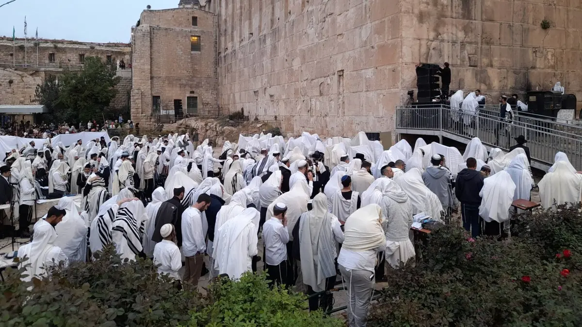 مستوطنون يحولون أروقة الحرم الابراهيمي إلى ساحة احتفالات تحت حماية الاحتلال -فيديو