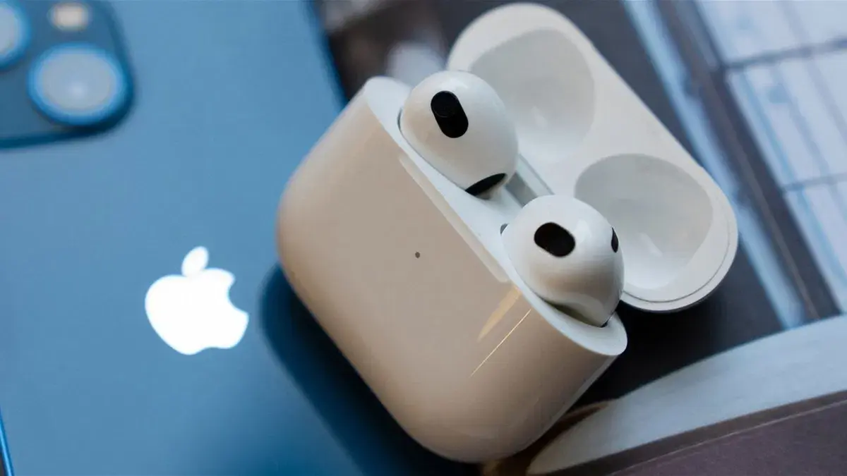تحديث iOS 26.3 يتيح اقتران سماعات خارجية كـ AirPods مع الآيفون