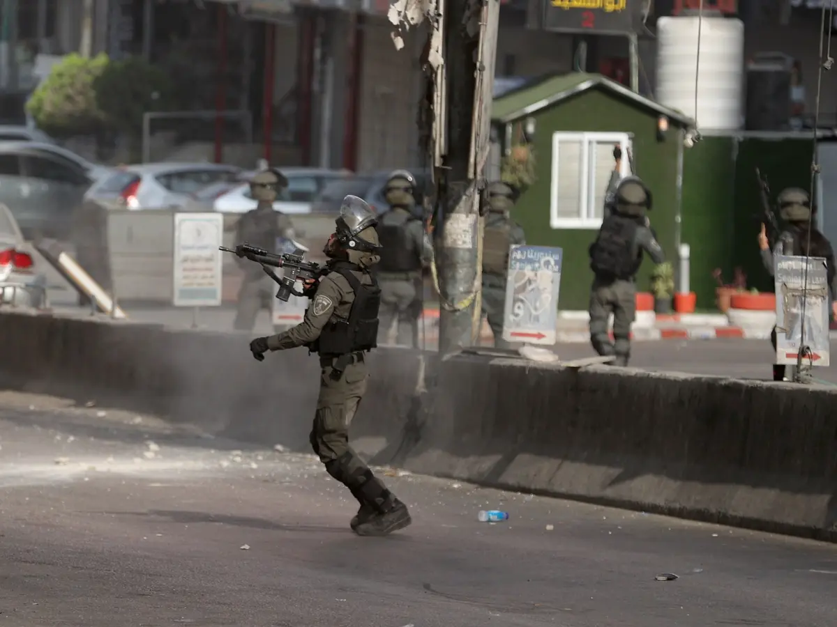 شهيد ومصابون بالقدس والاحتلال يسيطر على كامل أحياء مخيم قلنديا