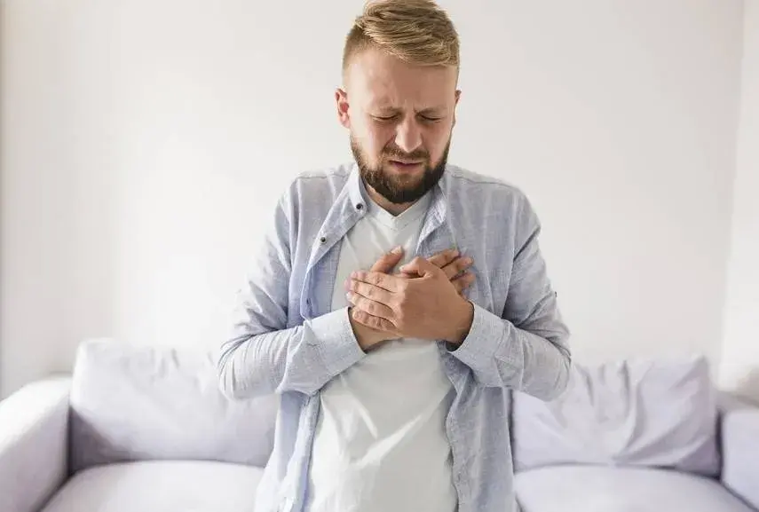 حرقة المعدة المتكررة قد تكون مؤشراً على حالة أخطر