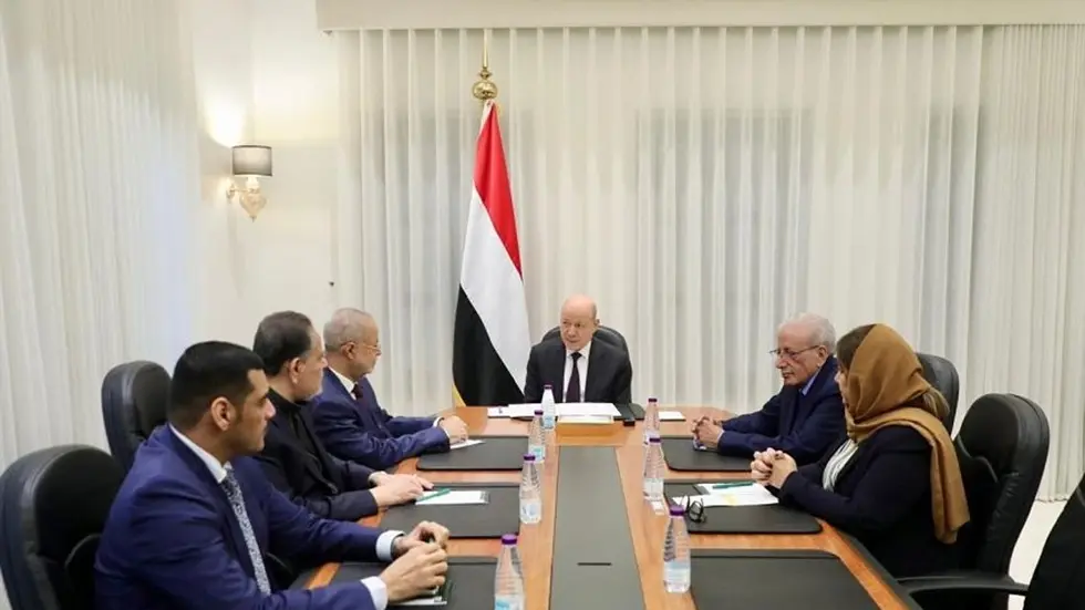 رئيس مجلس القيادة اليمني يحذر من الإجراءات الأحادية ويؤكد دور هيئة التشاور في حماية التوافق