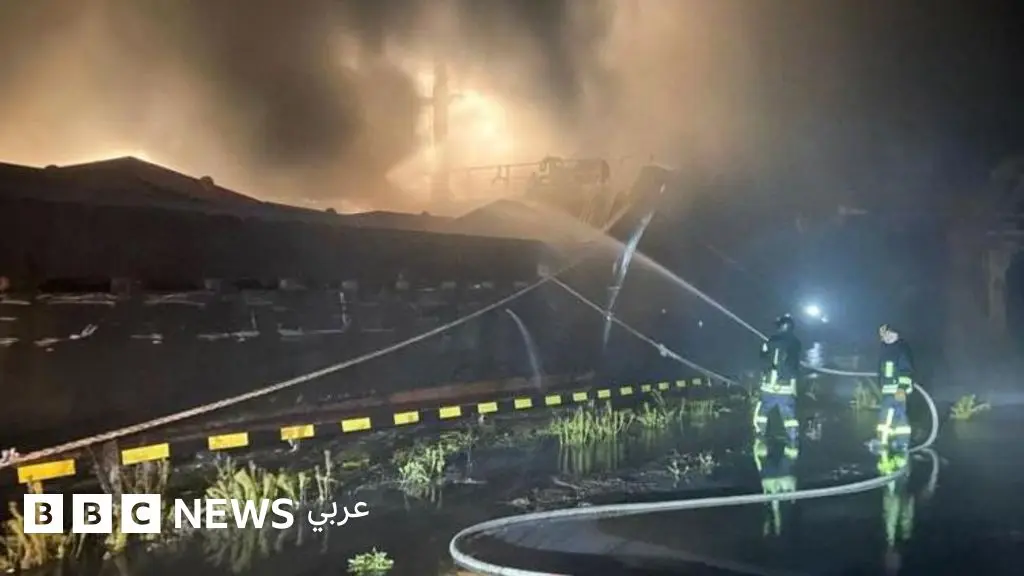 روسيا وأوكرانيا: هجوم روسي بالصواريخ والمسيرات يؤدي إلى انقطاع شامل للكهرباء في مناطق متفرقة من أوكرانيا - BBC News عربي