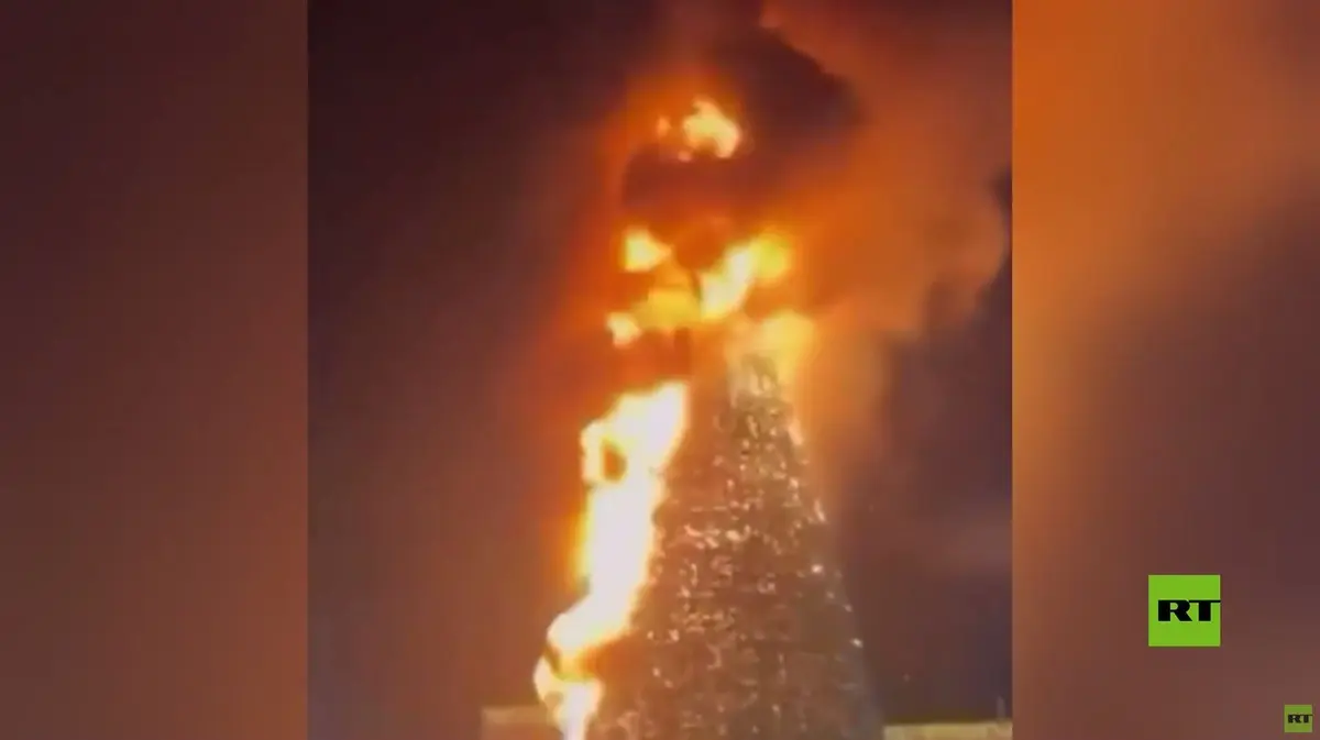 جورجيا.. احتراق شجرة عيد الميلاد الرئيسية في مدينة جارداباني