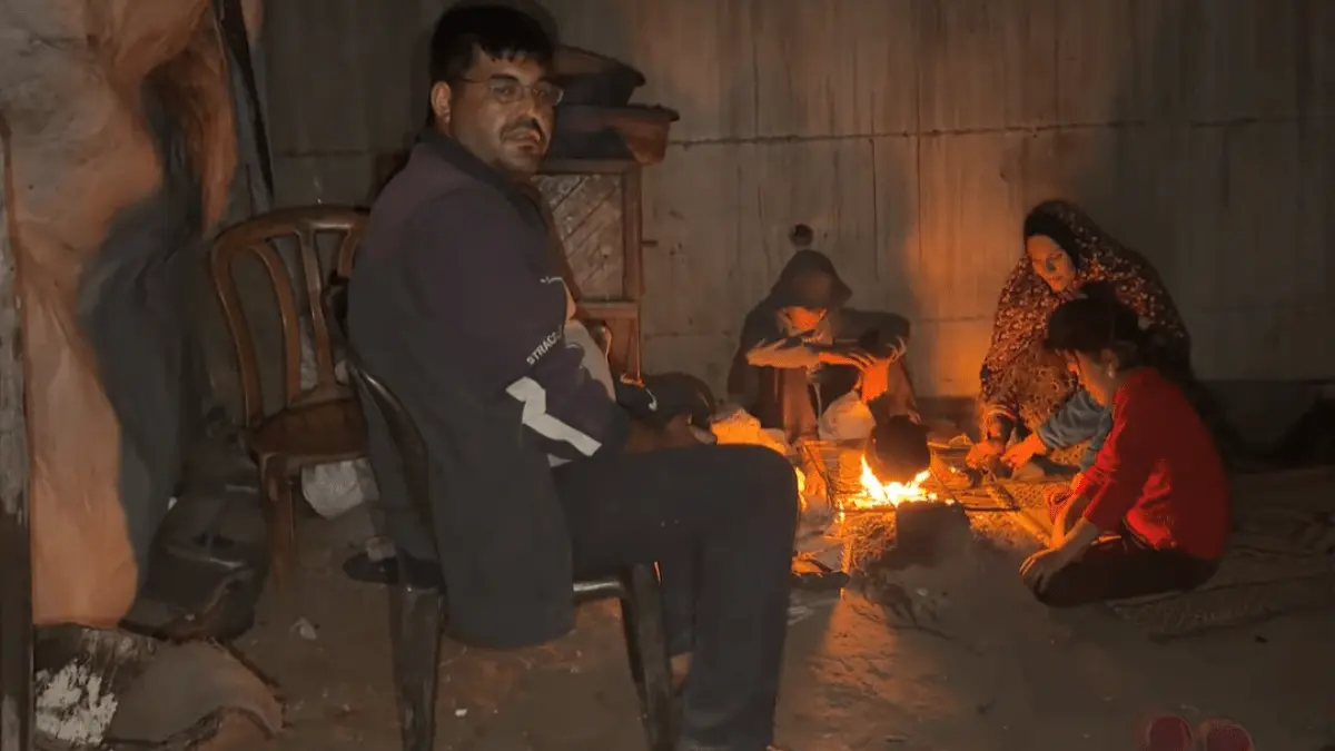 من قاعة المحاضرات إلى مكب النفايات.. معيد جامعي تطيح به الحرب إلى قاع المعاناة في غزة