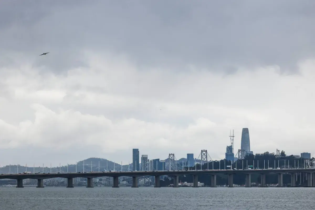 عواصف قوية تضرب كاليفورنيا ولوس أنجليس تهدد السفر خلال عطلة عيد الميلاد