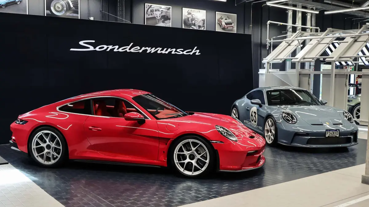 خطأ فادح: سيارتان من طراز بورشه 911 S/T تحملان نفس اللوحة المرقمة!