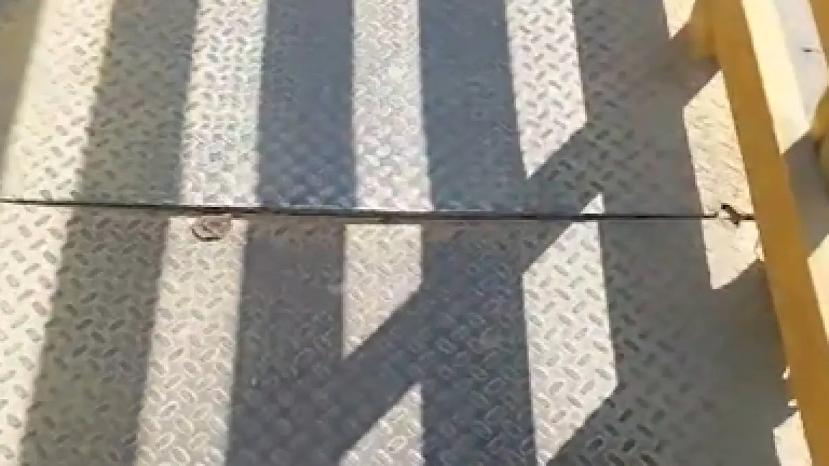 بالفيديو.. مواطن يوثق عيوبا وخللا في أرضية جسر مشاة في مرج الحمام بالعاصمة عمان