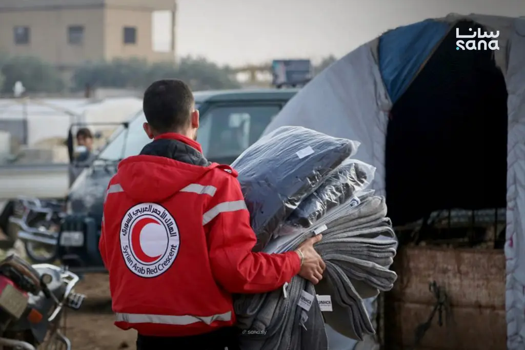 الهلال الأحمر العربي السوري يوزع مساعدات إنسانية على الأهالي المقيمين في مخيمات معرة مصرين