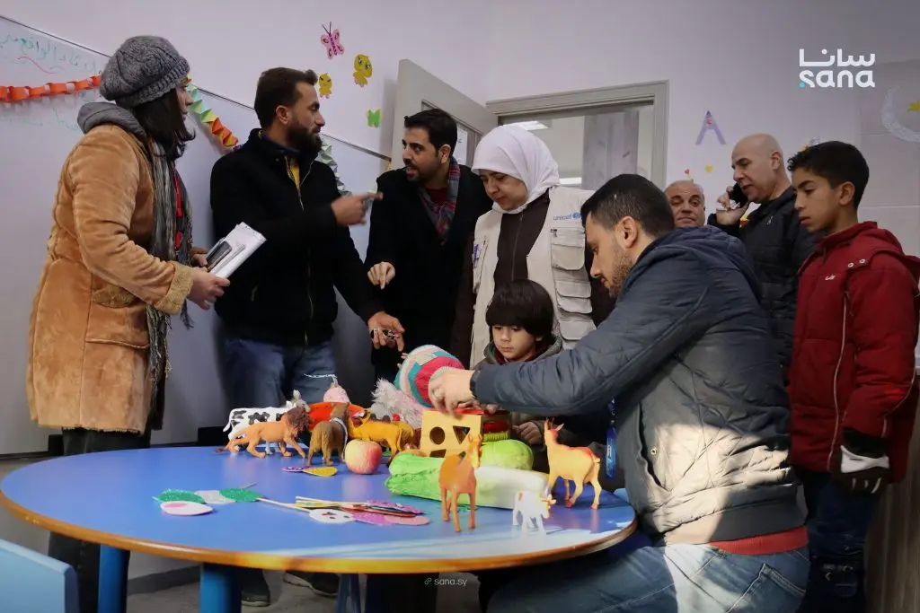 وفد من منظمة اليونيسيف ومؤسسة آغا خان يطلع على خدمات مراكز "صديقة الطفولة" في ريف حمص