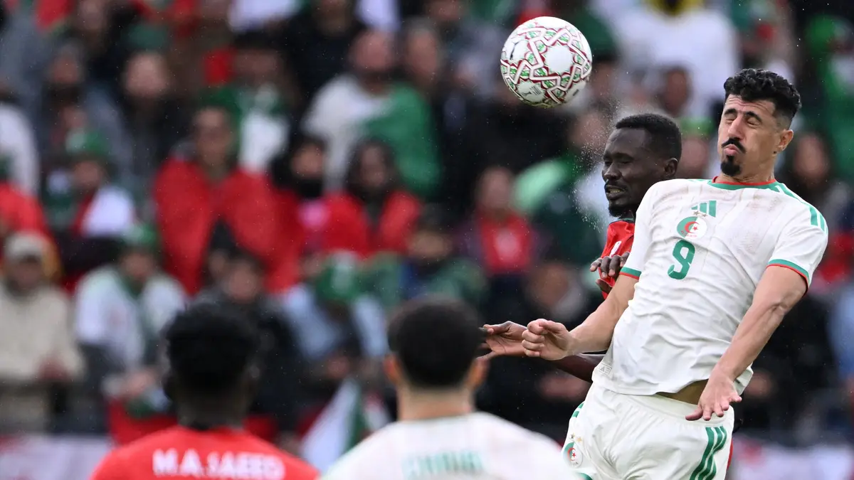 بالفيديو: بونجاح يثير غضب محرز.. ويتسبب في أزمة داخل منتخب الجزائر