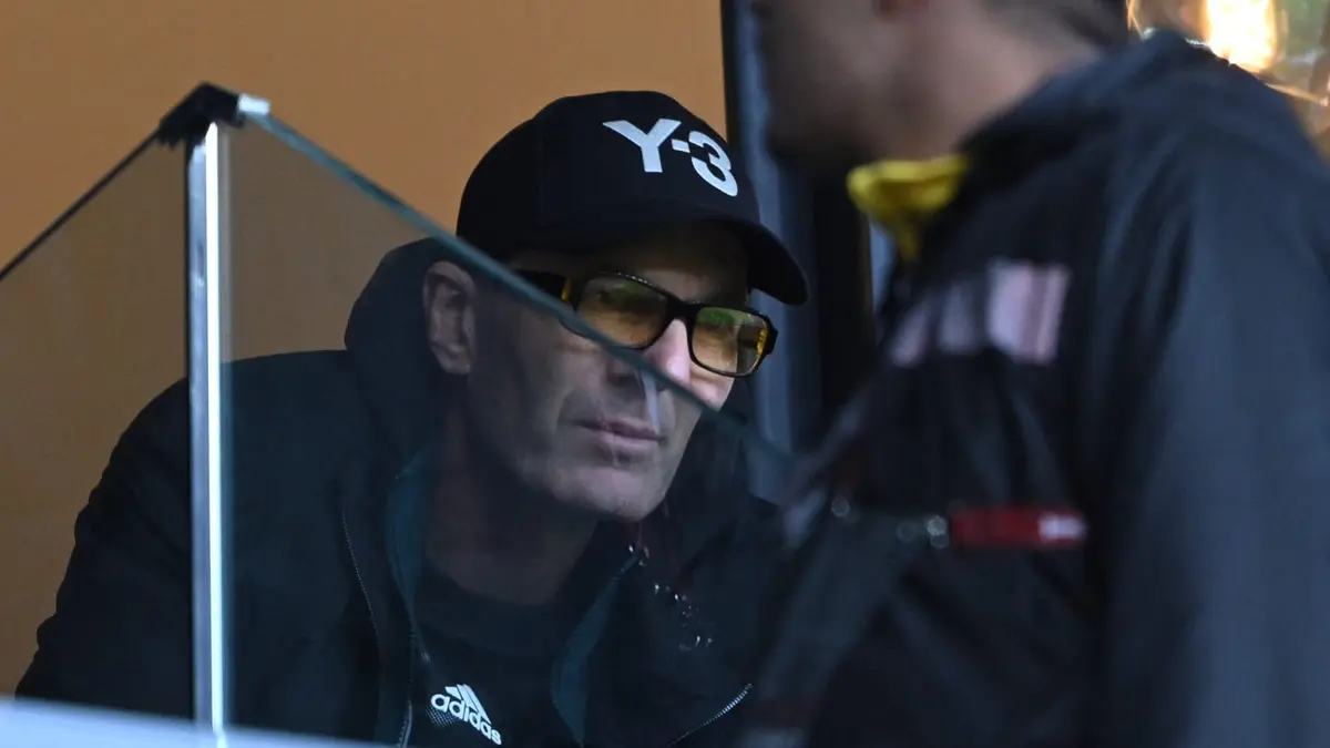 ساند ابنه لوكا.. لقطات من تواجد زيدان في ملعب مباراة الجزائر والسودان