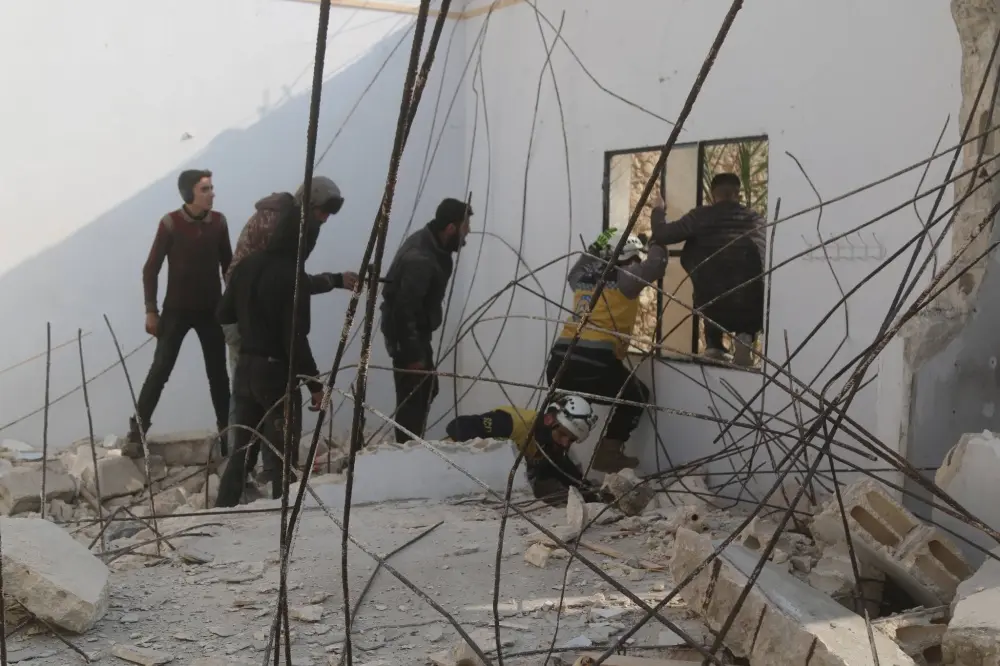وفاة عاملين وإصابة آخرين بانهيار سقف منزل في معرة النعمان